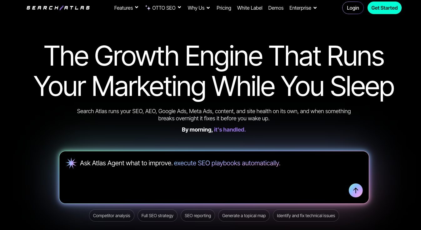 Página de inicio de Search Atlas, en la que se promociona su motor de crecimiento que gestiona automáticamente el SEO, el AEO y los anuncios